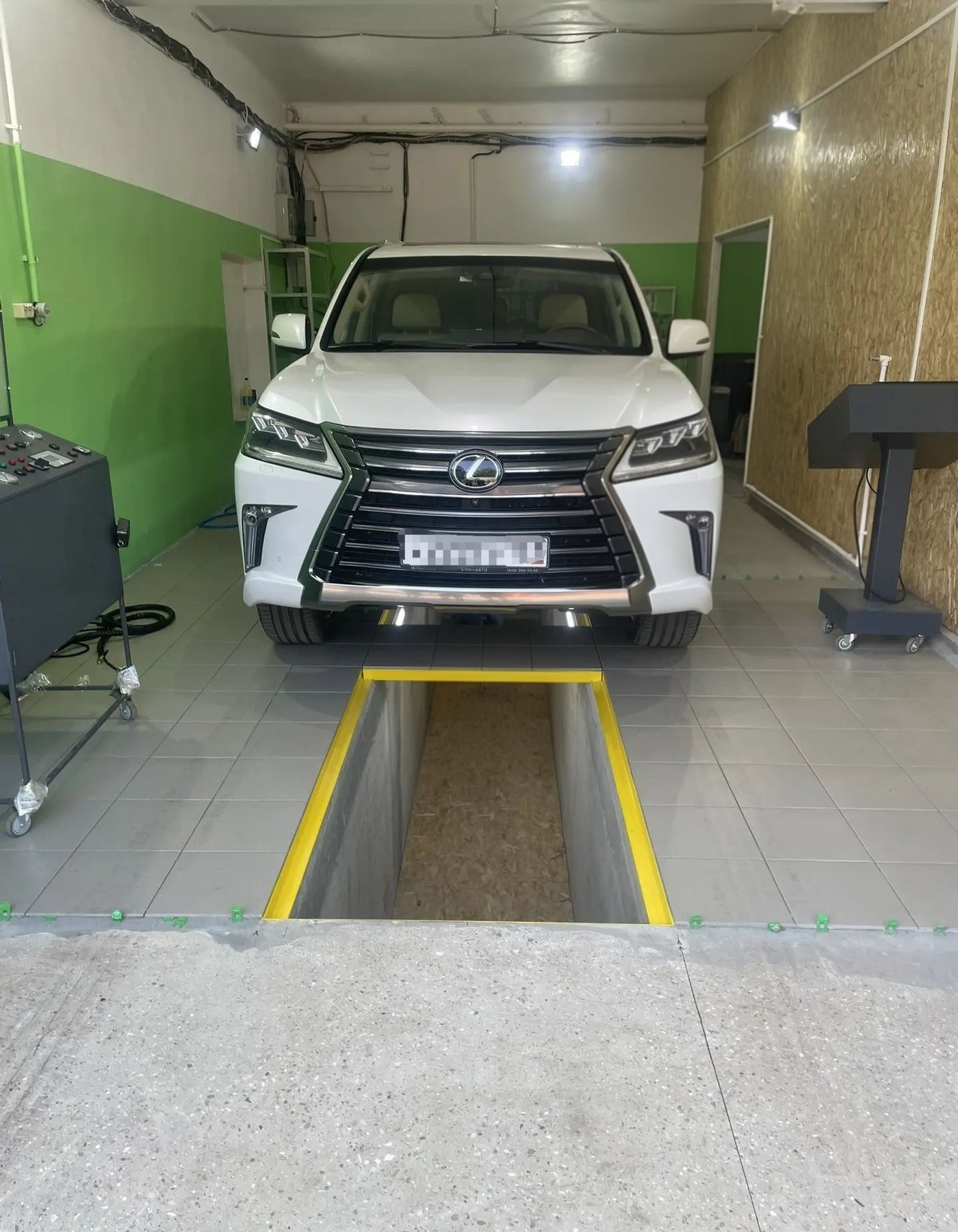 Lexus LX на посту