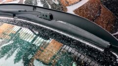 зимние дворники не замерзают их не облепляет снег и лед даже при минус 20 дворник по прежнему хорошо вытирает лобовое стекло автомобиля